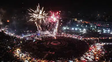 Tabka’da sevinç sokaklara taştı: Halk YPG/SDG’nin çekilmesini kutladı