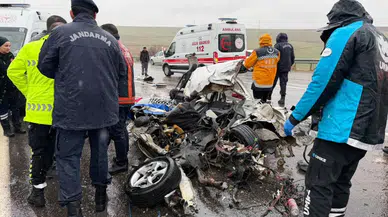 Adıyaman’da yürek yakan kaza...Otomobil kağıt gibi ezildi!