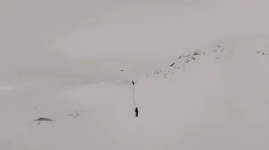 Şırnak’ta insanlık dersi: Bez sallayarak helikoptere yol gösterdi!