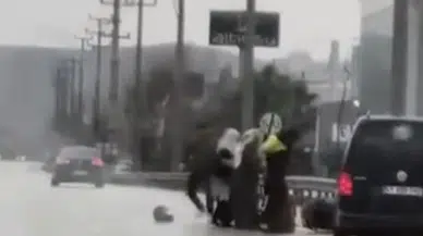 Yol ortasında kavga, kadınlar ayırmaya çalıştı: Bursa'da motokuryeye tekme tokat saldırı!