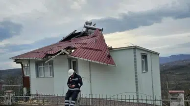 Ordu’da fırtına dehşeti! Çatılar uçtu, ağaçlar devrildi