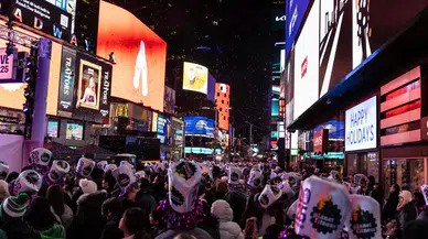 New York'taki Times Meydanı'nı dolduran yüz binlerce kişi yeni yıla konfeti yağmurunun altında girdi