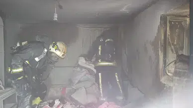 İtfaiye demir kapıyı kesti... Antalya'da 3 katlı binanın bodrum katında yangın!