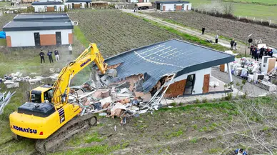 Muğla’da yıkım operasyonu: Kaçak yapılar birer birer yıkılıyor!