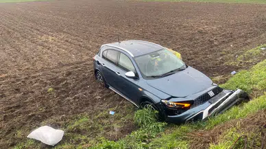 Direksiyon hakimiyeti kayboldu! Otomobil tarlaya uçtu