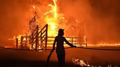 Kadıköy’de alev kapanı: Canını kurtarmak için pencereden atladı!