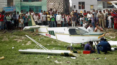 Hindistan’da gökyüzünde tehlike: Eğitim uçağı düştü!