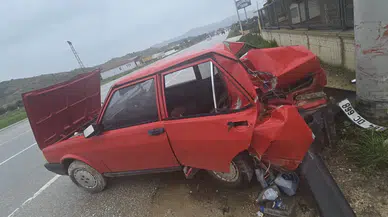 Ödemiş'te otomobil beton bariyere çarptı: 2 yaralı