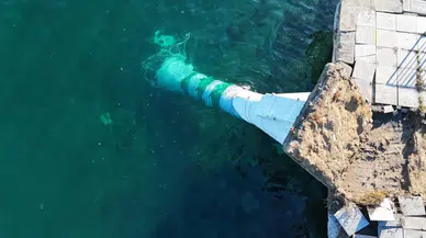 Gemilere yol gösteren deniz feneri şiddetli fırtınanın kurbanı oldu!