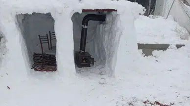 Baba’dan sürpriz! Çocuklar için kardan minik ev