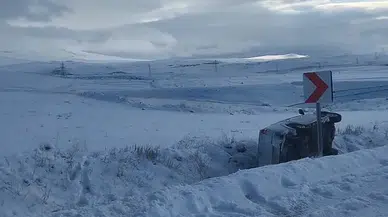 Direksiyon hakimiyetini kaybetti, araç yan yattı!