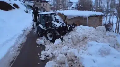 Yoğun kar yağışı Şırnak’ı esir aldı! Ekipler aralıksız çalışıyor
