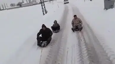 Fren yok, kask yok, ama kahkaha bol! İçleri ısıtan o anlar kamerada...