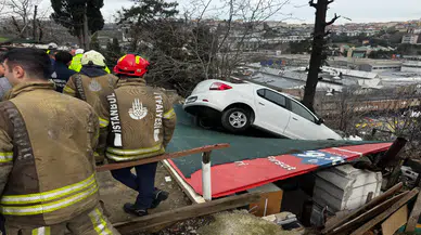 Sarıyer’de vites karıştı, mahalle ayağa kalktı... Araç kamelyanın üstüne uçtu!