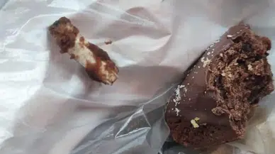 Bir ısırık yetti! Kurabiyenin içinden izmarit çıktı!