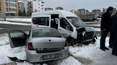 Elazığ'da feci kaza! Minibüs ve otomobil çarpıştı
