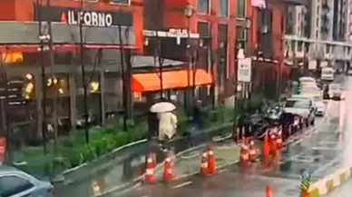 Beyoğlu’nda dehşet anları...Tabela bir anda üzerine düştü!