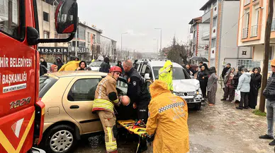 Dikkatsizlik Facia Getirdi! U dönüşü yapan araç caddeyi karıştırdı
