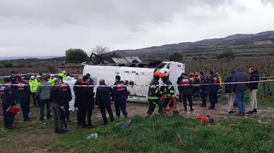 Yolculuk kabusa dündü! Denizli'de şarampole devrilen midibüste can pazarı