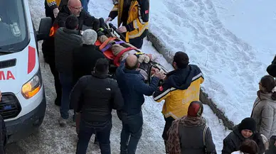 Kars’ta buz faciası! Otobüs bekleyen öğrenci ağır yaralandı