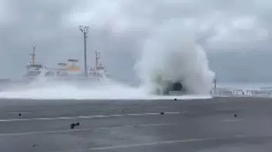 Dev dalgalar iskeleleri dövdü! Yalova’da deniz öfkesini kustu