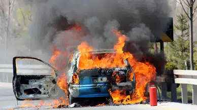 Çaldıran yolunda korkutan yangın: Aracı alevler yuttu!