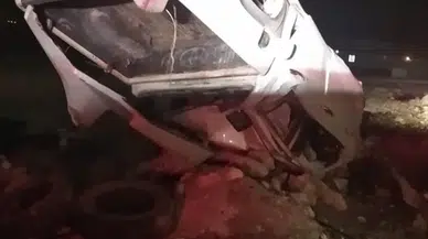 Aksaray'da korkunç kaza! Aileyi taşıyan araç refüje çarptı ve devrildi