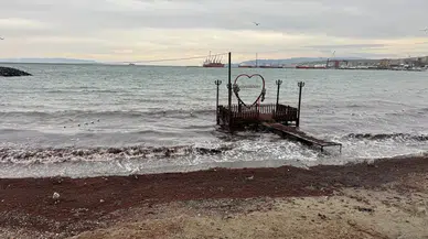 Tekirdağ sahili kırmızıya büründü! 7 günlük lodosun izleri