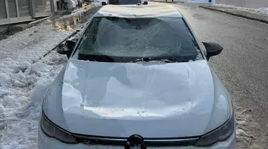 Bayburt’ta çatılardan düşen kar araçları hurdaya çevirdi! O anlar kameralara böyle yansıdı