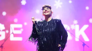 Özge Fışkın yağmura meydan okudu: KüçükÇiftlik’te müzik rüzgarı esti!