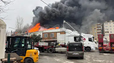 Ataşehir’de kırmızı alarm! Fabrika yangını mahalleyi sokağa döktü