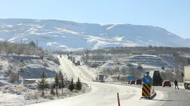 Malatya'da buzlanma krizi! Araçlar yolda kaldı