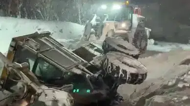 Erzurum’da karla mücadele çalışmaları sırasında kaza! Greyder yoldan çıkarak devrildi