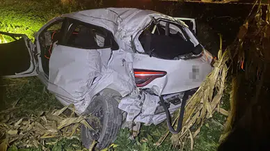 Otomobil iki tıra birden çarptı! Ortalık savaş alanına döndü...