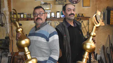 Baba yadigârı zanaatla Türkiye’nin camilerine imza atıyorlar