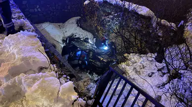 Direksiyon hakimiyeti kayboldu, otomobil köprüden düştü