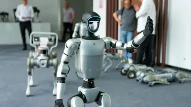 Kontrolden çıktı, operatöre saldırdı: Çin üretimi insansı robot operatörünü yere serdi!