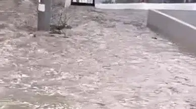 Sağanak yağış İzmir’i vurdu: Menderes’te sokaklar göle döndü!