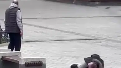 Mısır Çarşısı’nda dehşet anları... Silahla vurdu, başında bekledi!