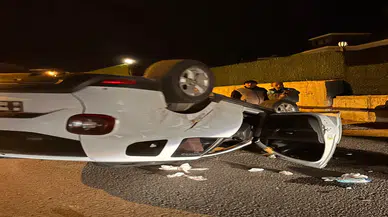 Alanya’da geceyi aydınlatan kaza... Otomobil bariyere çarpıp defalarca takla attı!