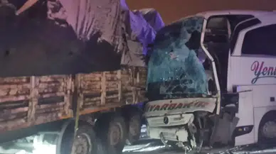 Kar ve buz kazayı getirdi: Karlıova’da otobüs–tır çarpışması