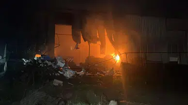 Alevler gökyüzünü kapladı...Alanya’da depo alevlere teslim oldu!