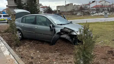 İki otomobil çarpıştı, araç peyzaj alanına uçtu! Kazada mucizevi kurtuluş