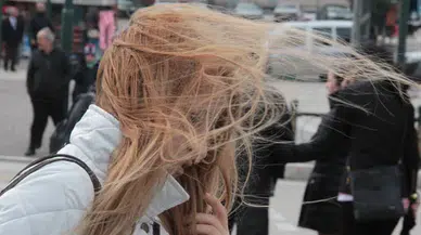 Bursa'da lodosun şiddeti dayanışmayı doğurdu: Kuryeler yaşlı kadına siper oldu!