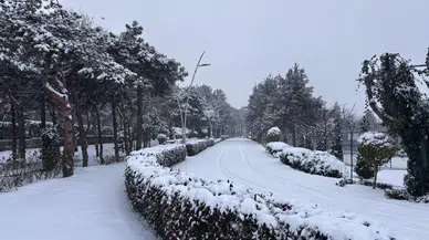 Esenler’de kar yağışı etkisini artırıyor, ilçe beyaza büründü