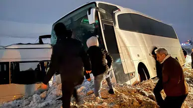 Sivas'ta sisli ve buzlu yol felaket getirdi! İşçi servisi yol kenarına savruldu