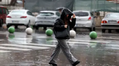 Kırklareli’ni gökgürültülü sağanak vurdu: Cadde ve sokaklar sular altında!