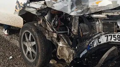 Gaziantep’te şok kaza: Otomobil ve kamyonet kafa kafaya!