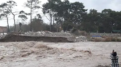 Antalya’da sel tehlikesi sürüyor: Meteoroloji’den çok kuvvetli yağış uyarısı, Pazartesi gününe dikkat!