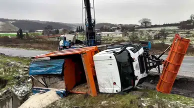 Eyüpsultan’da kar temizliği faciaya dönüştü… Sürücü canını zor kurtardı!